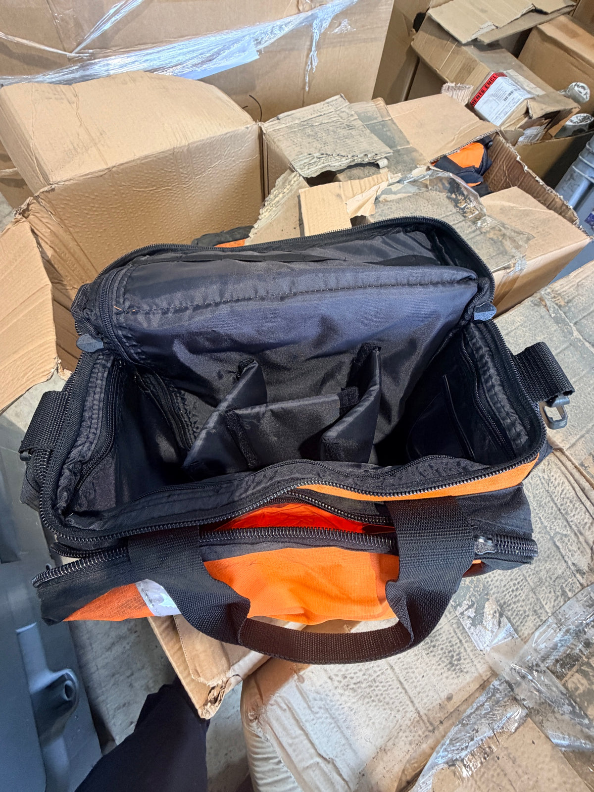 Inside the bag – padded compartment with dividers and pockets