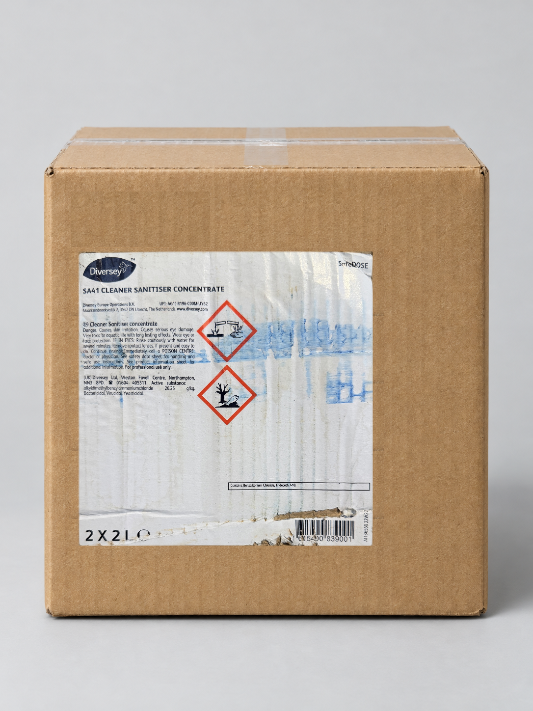 Diversey SA41 Cleaner Sanitiser Concentrate 2 x 2L case – studio image with the real case label