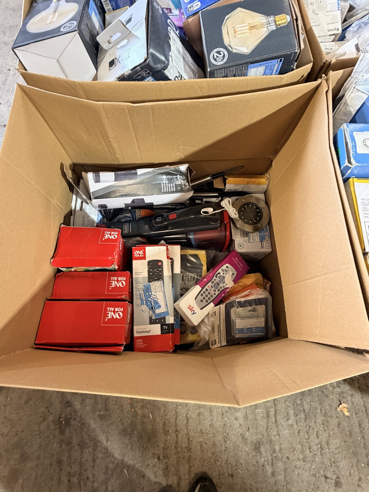 Screwfix & B&Q Customer Returns Box – Mixed Small Electricals & Lighting – actual stock photo 3