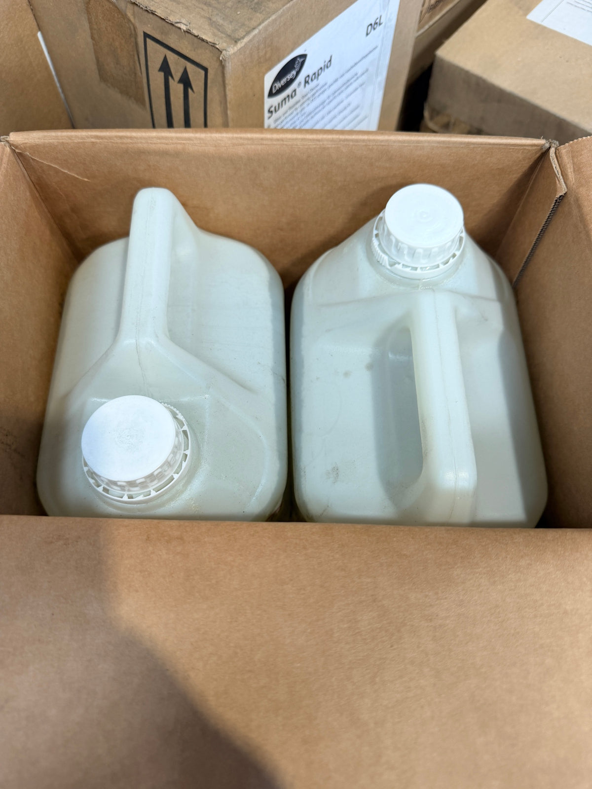 Suma Combi+ LA6 case opened showing two sealed 5L canisters