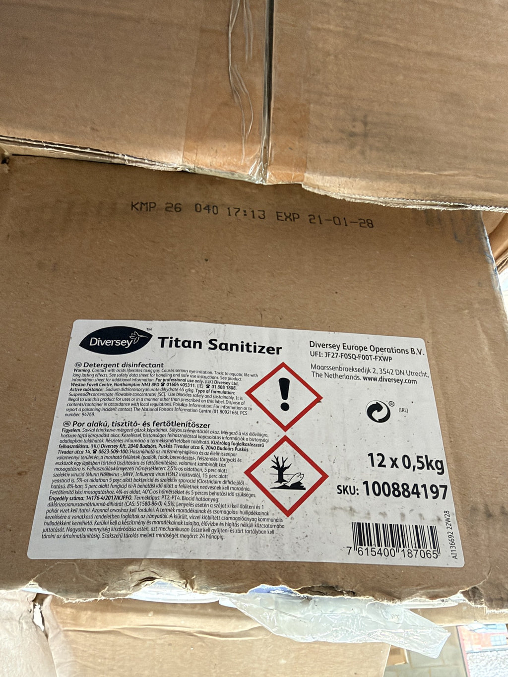 Diversey Titan Sanitizer Detergent Disinfectant Powder 12 × 0.5kg – actual stock photo 2