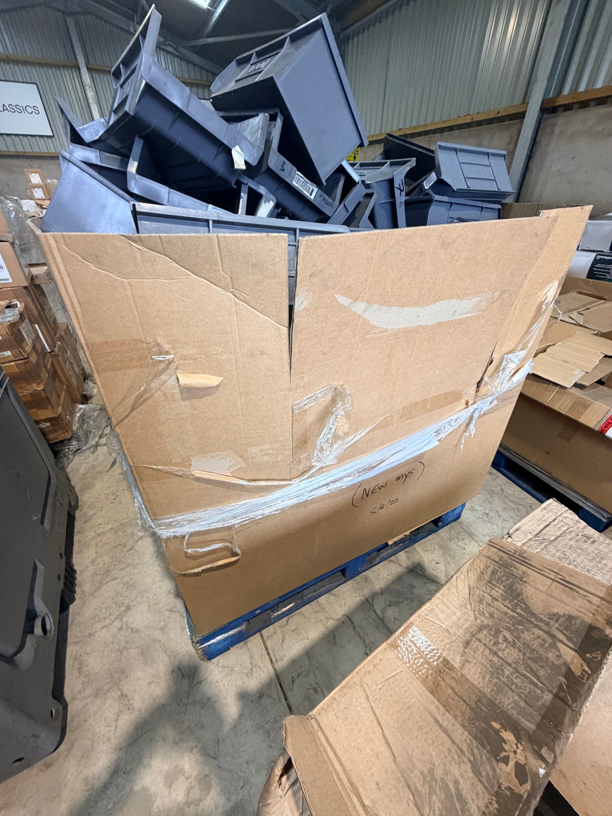 Box pallet side view